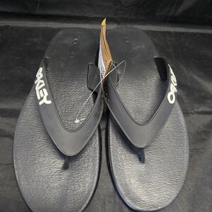 New with the tags Oakley B1B Flip-Flop Men's Sandals Blackout Size 10